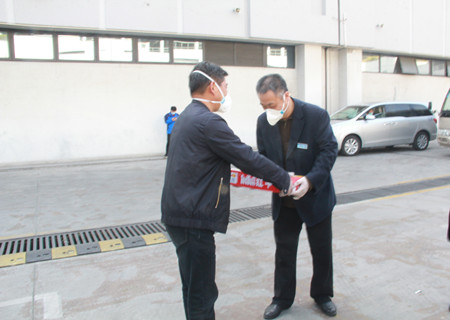 集團(tuán)張總慰問駐機(jī)場3_副本.jpg 集團(tuán)張總慰問駐機(jī)場3_副本.jpg